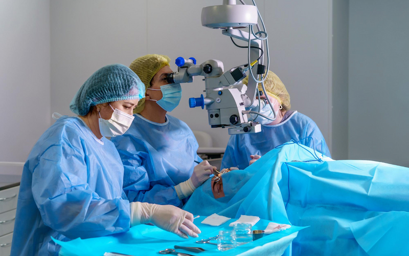 Panduan Lengkap Operasi Mata: LASIK, Katarak, dan Retina