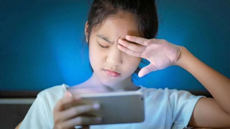 Bahaya Paparan Cahaya Biru dari Smartphone terhadap Kesehatan Mata